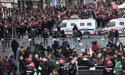 Catorce detenidos y quince ertzainas heridos ayer y posteriormente del partido entre Athletic y Roma