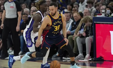 Stephen Curry alcanza los 4.000 triples y los Warriors vencen a los Kings