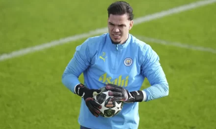 Nueva regla en el fútbol: Se concederá tiro de cima si el guardameta retiene el balón más de ocho segundos