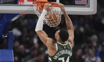 Antetokounmpo y Lillard lideran a los Bucks en triunfo 132-117 sobre unos Mavericks mermados