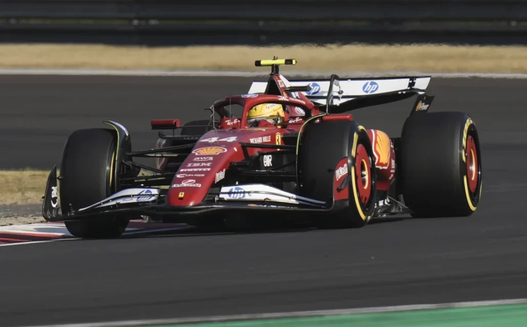 Lewis Hamilton apetencia la pole para el sprint en China tras un decepcionante inauguración con Ferrari