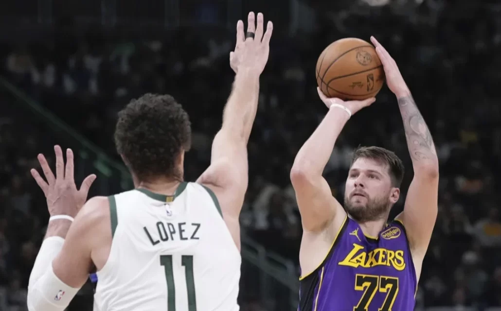 Bucks superan los 45 puntos de Doncic y rompen destello de tres derrotas con trofeo sobre Lakers