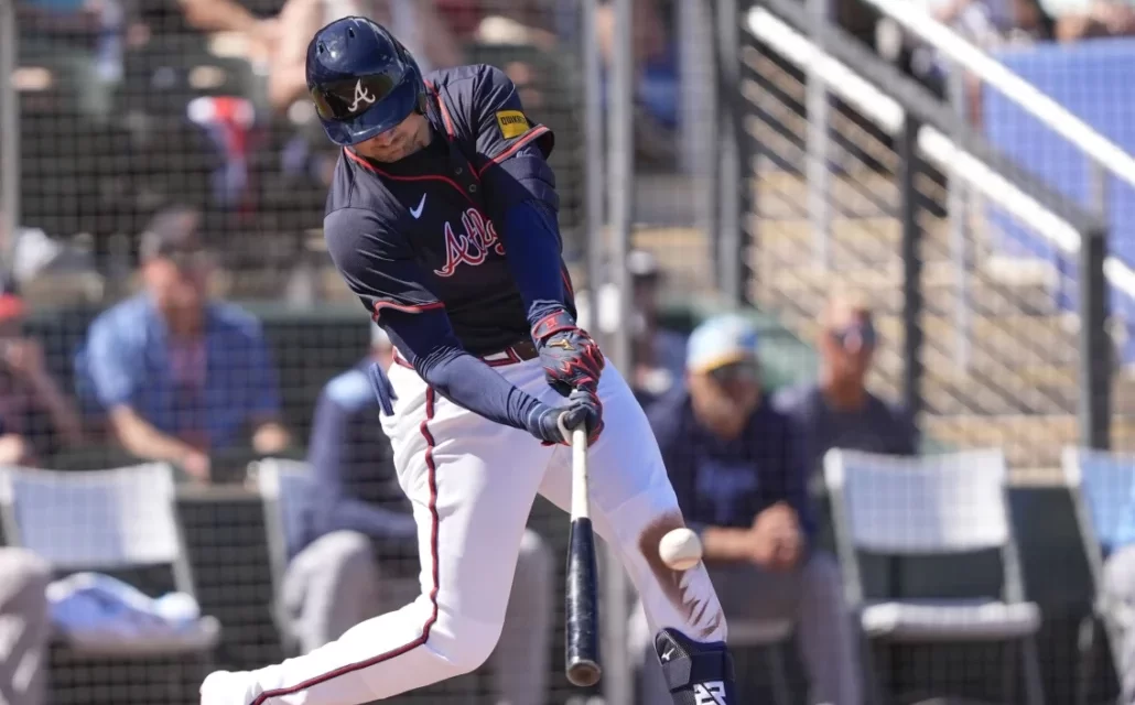 Austin Riley abandona diversión de los Bravos en la Liga de la Toronja tras ser molido en la mano derecha