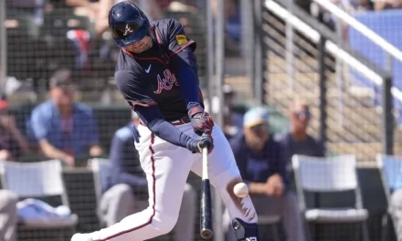 Austin Riley abandona diversión de los Bravos en la Liga de la Toronja tras ser molido en la mano derecha