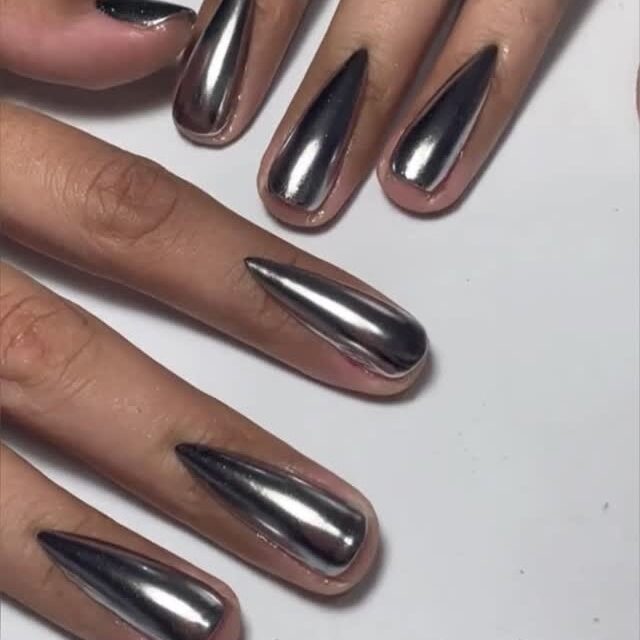Las «uñas inversas»: la tendencia controvertida que desafía a los convencionales en manicura