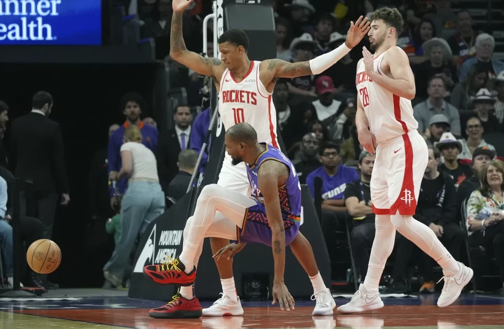 Rockets aplastan 148-109 a Suns mientras Durant sale por ultraje en el tobillo