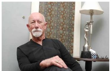 Los artistas disparan al profesor de teatro a Iván García