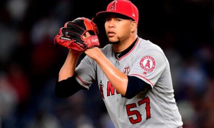 Gigantes del Cibao firman al atleta Hansel Robles en la agencia desenvuelto