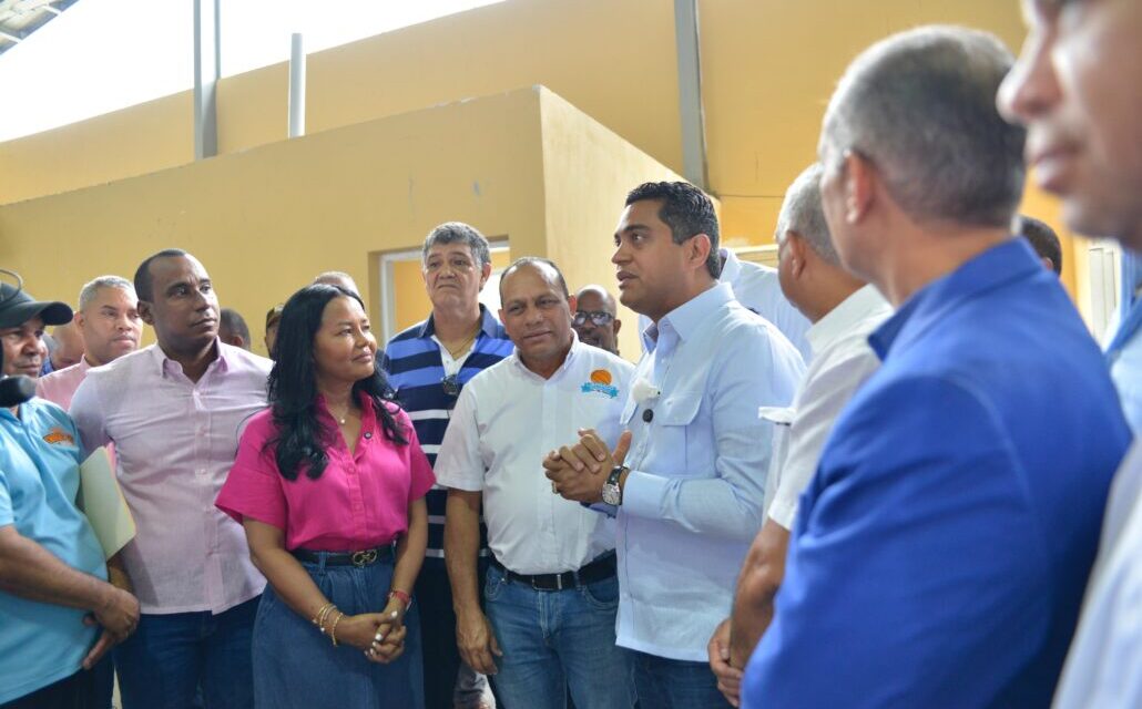 Ministro de Deportes supervisa trabajos de reconstrucción polideportivo de Las Caobas