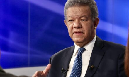 «El dólar camina sin freno, y las reservas disminuyen», dice Leonel Fernández