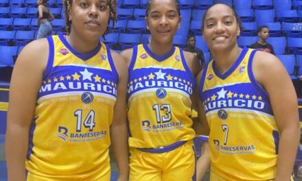 Mauricio Báez y San Carlos triunfan en inicio torneo basket superior femíneo distrital