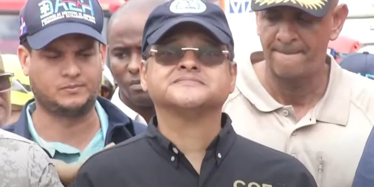 El director de CoE se llena mientras informa sobre la tragedia del set de chorro