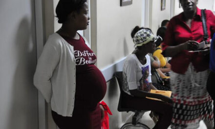 Gobierno aguijada exámenes de inmigración a nivel doméstico en hospitales públicos