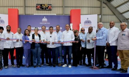 Ministro de Deportes Kelvin Cruz entrega remozado multiuso