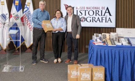 El superior de publicaciones de Isfodosu recibe donación de libros del colectivo editorial de Luscinia