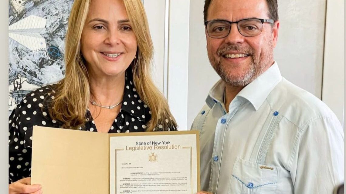 La periodista de honores senador estatal de Nueva York Nuria Pera
