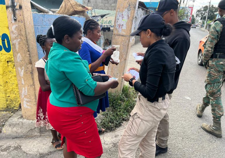 Lee Ballester supervisa la pulvínulo de operaciones en Friana
