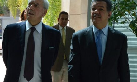 Leonel Fernández llora la crimen de Mario Vargas Llosa