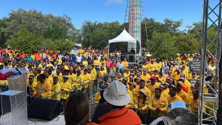 Los trabajadores se recuperan en Cotuí en apoyo de la minería responsable
