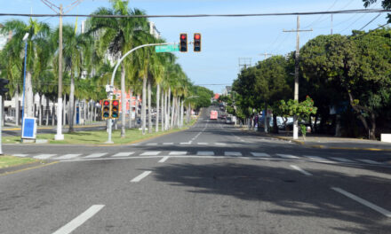 Marca de tráfico mudable Viernes Santo en Santo Domingo