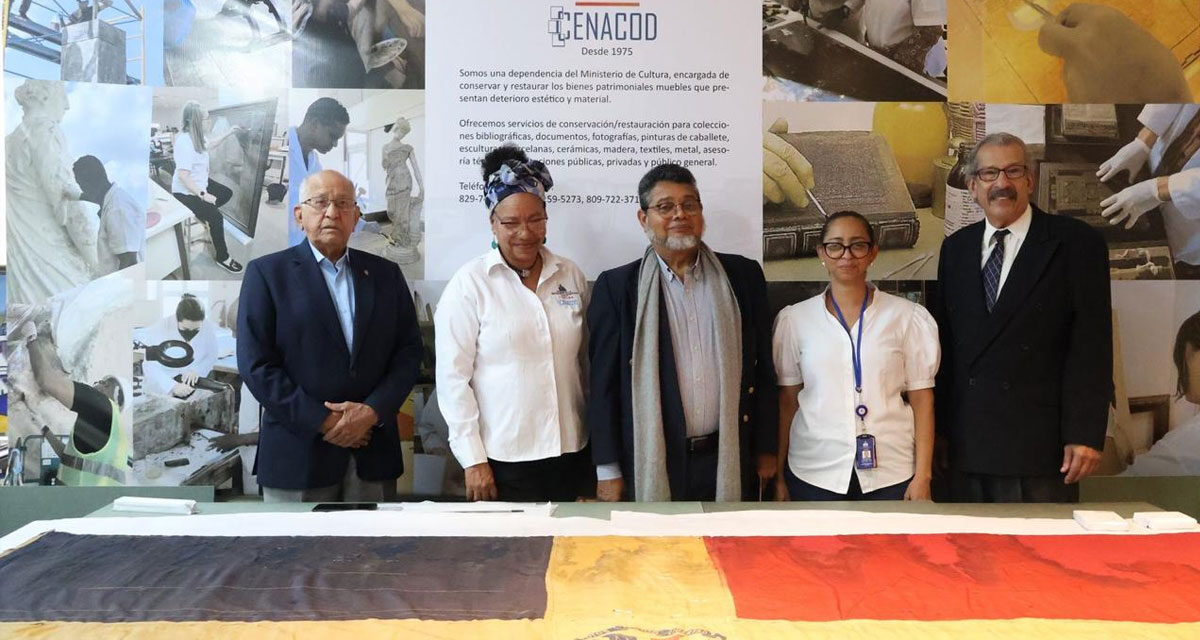 El Museo Nacional de Historia recibe una donación de bandera dominicana
