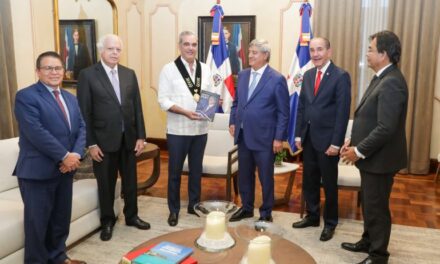 Presidente Abinader honrado con Fernando Belaunde Terry Medalla de títulos democráticos