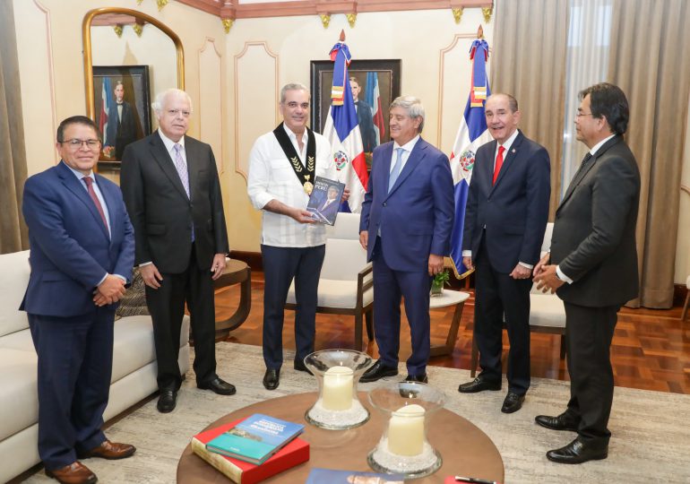 Presidente Abinader honrado con Fernando Belaunde Terry Medalla de títulos democráticos