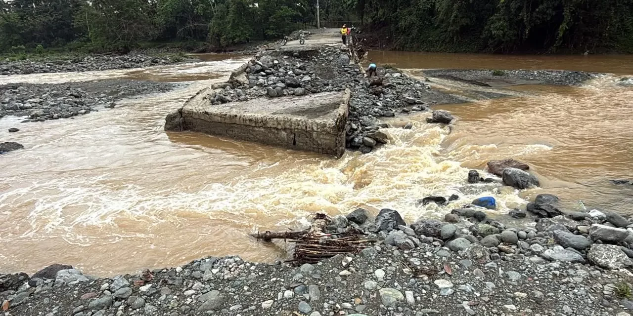 Puente se derrumba en La Vega