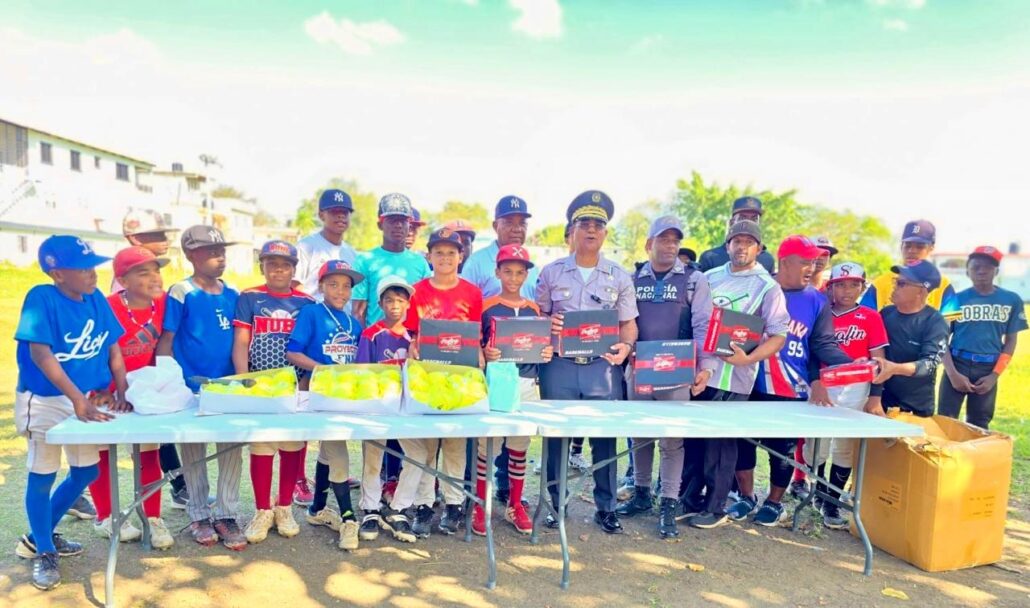 Policía Nacional entrega enseres deportivos en Montellano