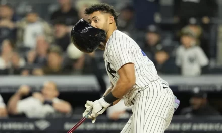 Domínguez lo dio todo: batazo vencedor y se le fue el casco