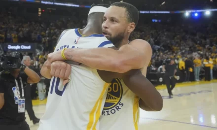 Butler y Curry lideran a Warriors rumbo a los playoffs como séptimos tras vencer a Grizzlies