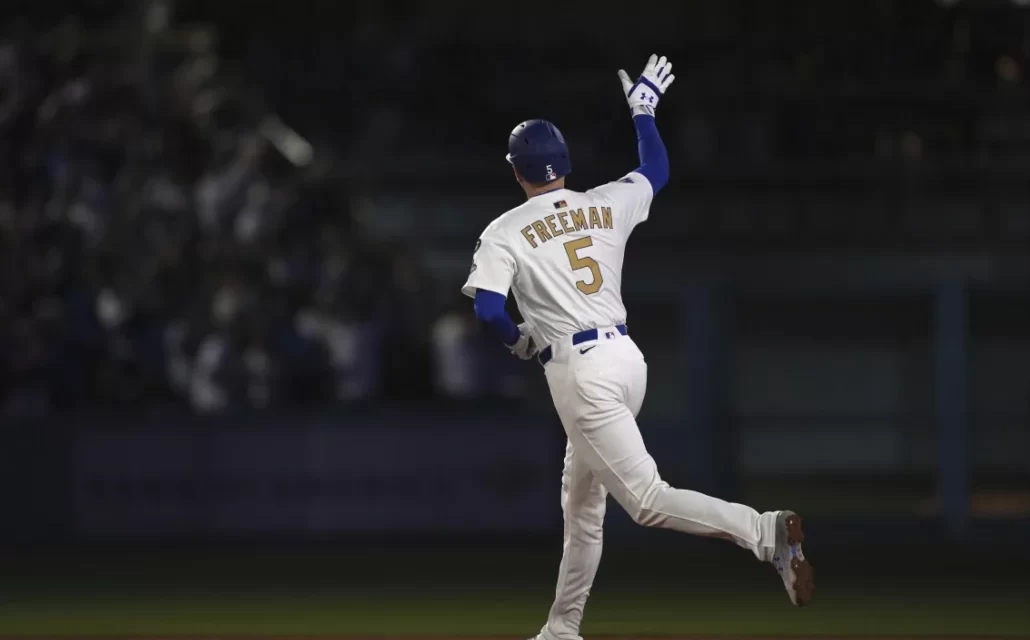 Freddie Freeman fuera de la afiliación de los Dodgers tras sufrir choque en la ducha