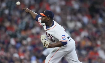 Angelinos firman convenio de ligas menores con el relevista dominicano Héctor Neris