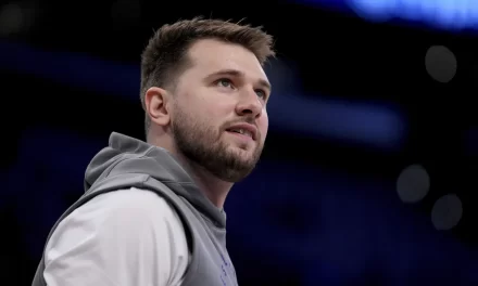 Luka Doncic dona para restaurar mural vandalizado en honor a Kobe y Gigi Bryant en Los Ángeles