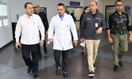 El director de SNS visite a los pacientes ingresados ​​en los hospitales de Ney Arias Lora y Darío Contreras