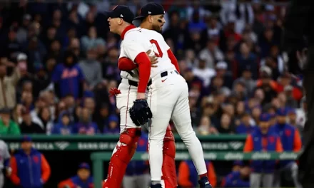 Walker Buehler y Alex Cora expulsados tras acalorada discusión con el umpire en Fenway Park