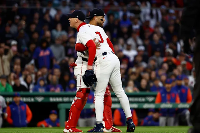 Walker Buehler y Alex Cora expulsados tras acalorada discusión con el umpire en Fenway Park