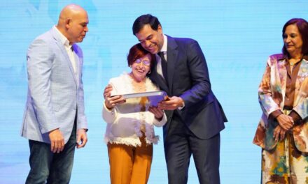 El Ministro de Cultura reconoce a las madres sobresalientes del campo hermoso en Santiago