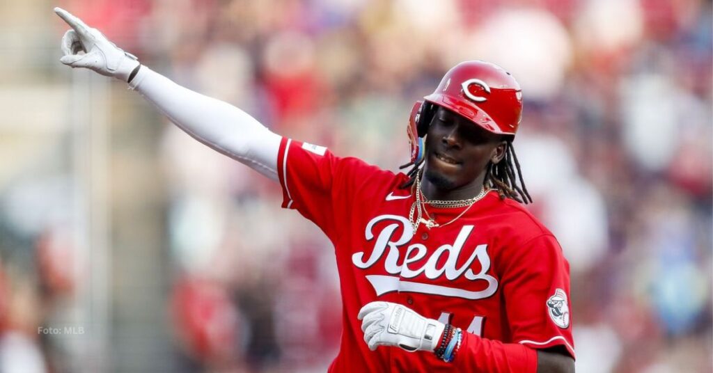 Par de tablazos de De La Cruz guían triunfo de los Rojos en Kansas City