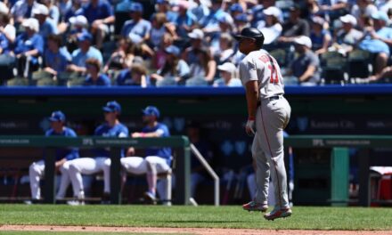 Devers y Abreu sacuden a los Reales con jonrones descomunales y Boston se impone 3-1 en Kansas City