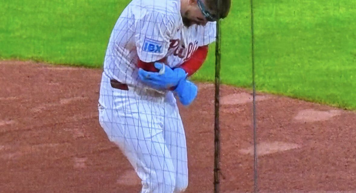 Bryce Harper abandona el articulación tras tomar pelotazo en el codo, pero evita fractura