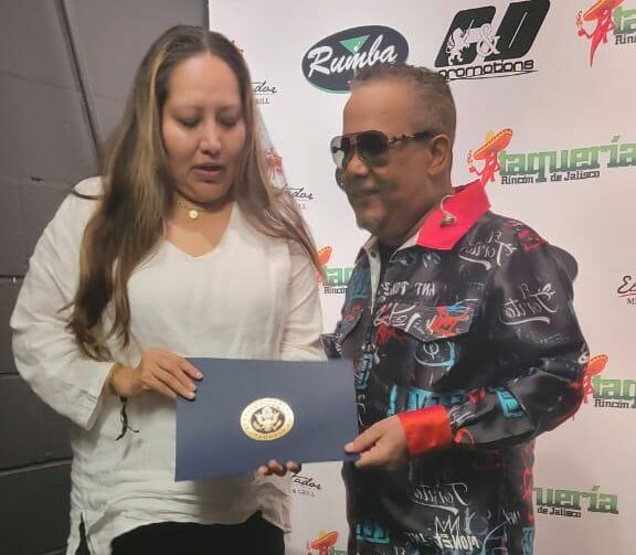 Héctor Acosta recibe el gratitud del Congreso de Texas