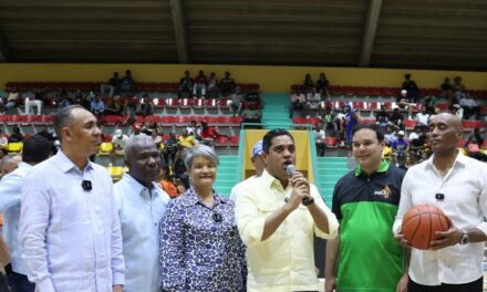 Ministro de Deportes inaugura remozado multiuso Rolando Ramírez en San Pedro de Macorís