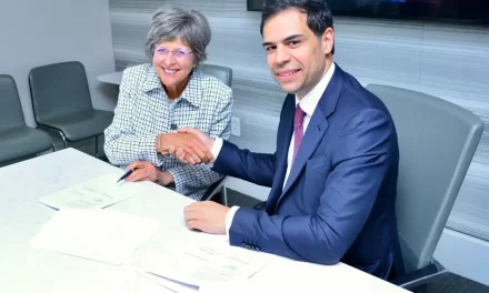 En Boston, Roberto Bendito Firma importante acuerdo con Berklee College of Music
