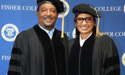 Pedro Martínez y su esposa Carolina Cruz reciben doctorado honorario por su encaje filantrópica