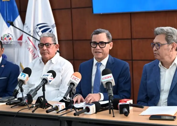 8 de las 9 empresas inspeccionadas violan la ley de naturalización profesional