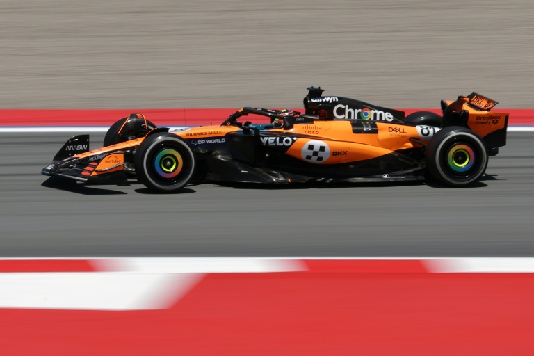 Piastri por delante de Russell y Verstappen en el segundo franco de Montmeló