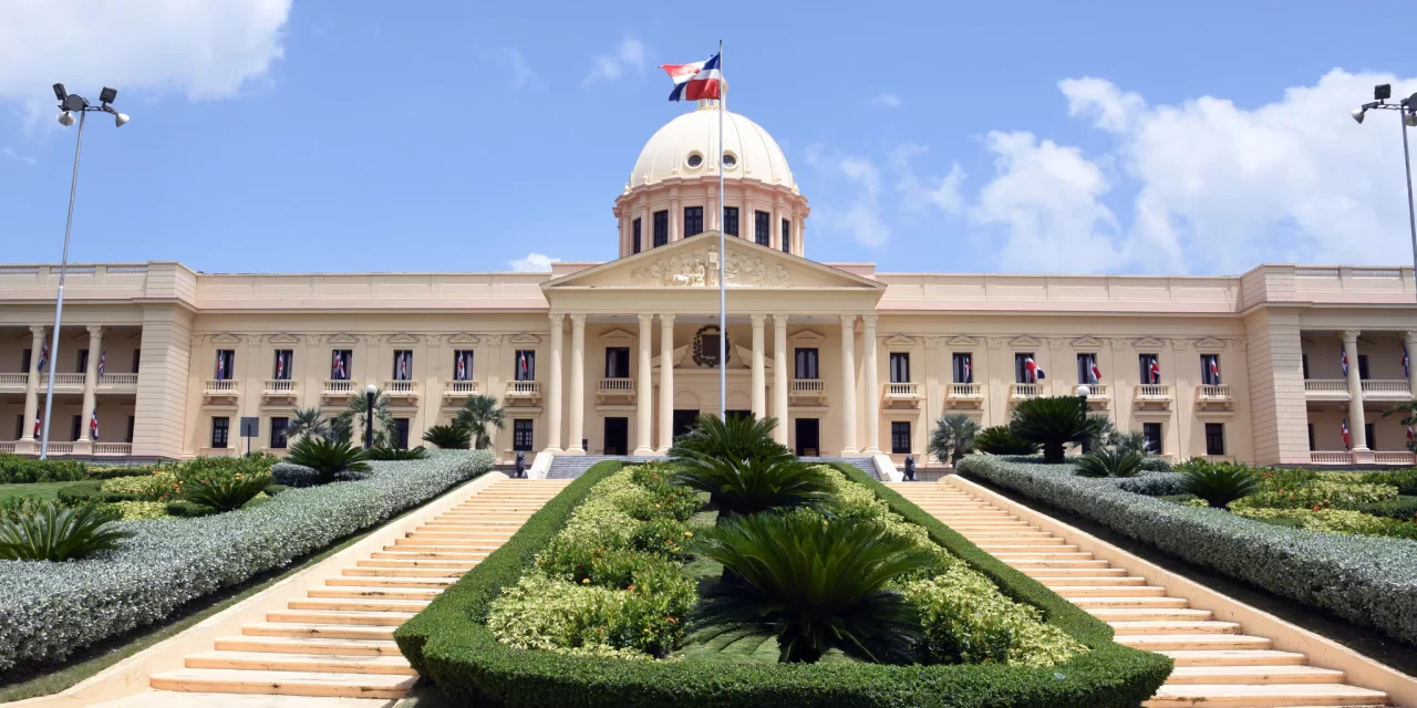 Abinader crea una comisión asesora para modificar la ley de inmigración dominicana