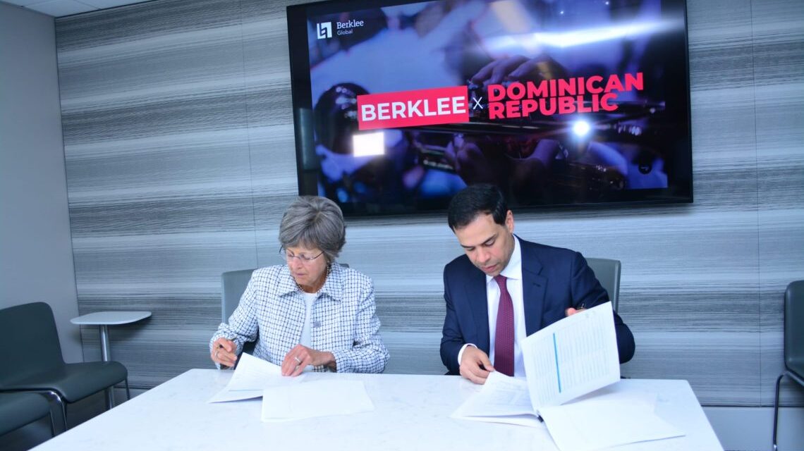 Acuerdo de cooperación de signos de firma de República Dominicana y Berklee