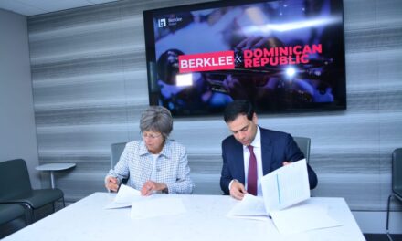 Acuerdo de cooperación de signos de firma de República Dominicana y Berklee
